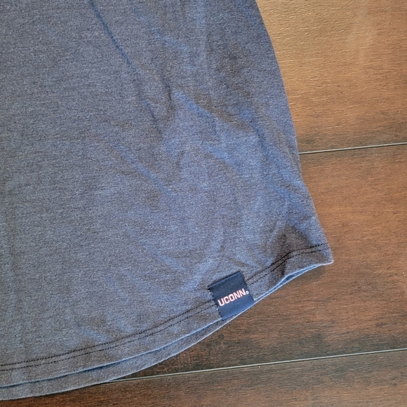 The Nike Tee Dri-Fit Uconn Connecticut Huskies Short Sleeve T-Shirt - Picture 4 of 5